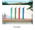 ducha solar jolly go junto a la piscina en colores verde opalino, verde reseda, terracota y azul capri