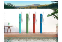 ducha solar jolly go junto a la piscina en colores verde opalino, verde reseda, terracota y azul capri