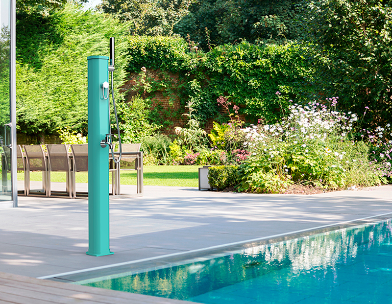 ducha solar jolly go junto a la piscina